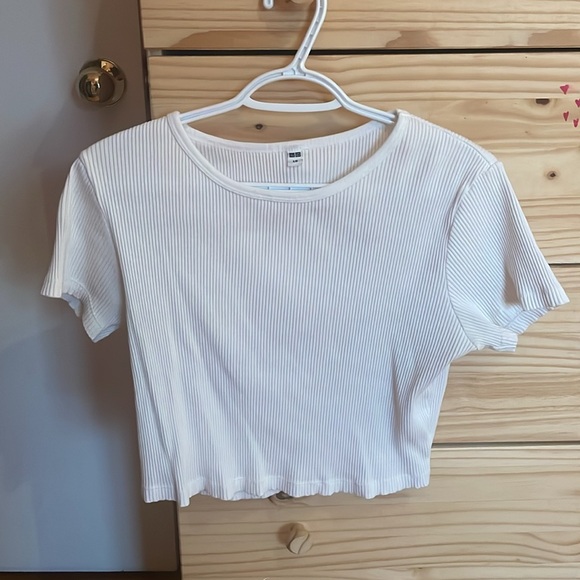 Uniqlo basic white tee - Picture 2 of 5